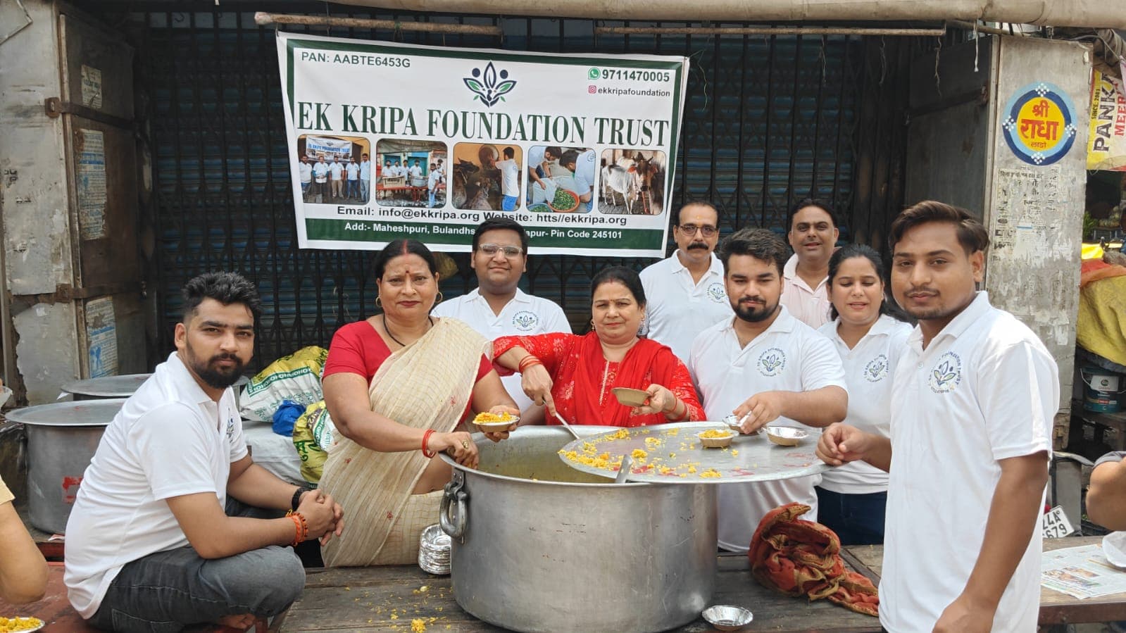 EK Kripa Foundation volunteers serving food during a bhandara seva activity